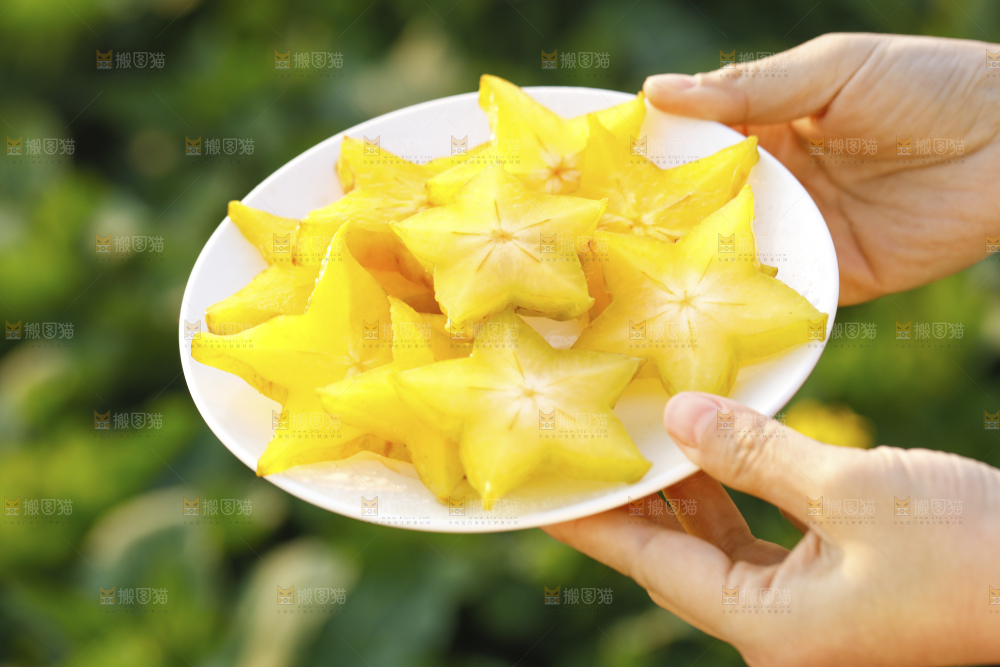 手里端着一盘杨桃