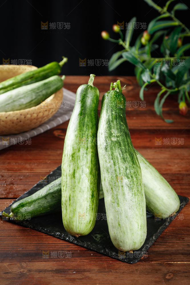黑石板上放着一堆羊角蜜