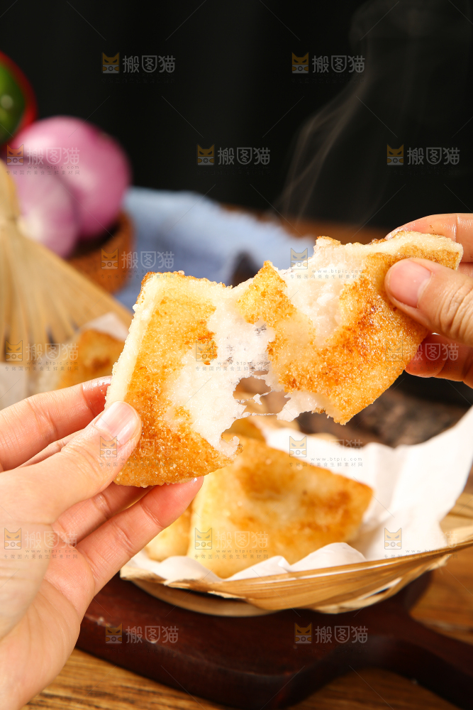 手里拿着糍粑