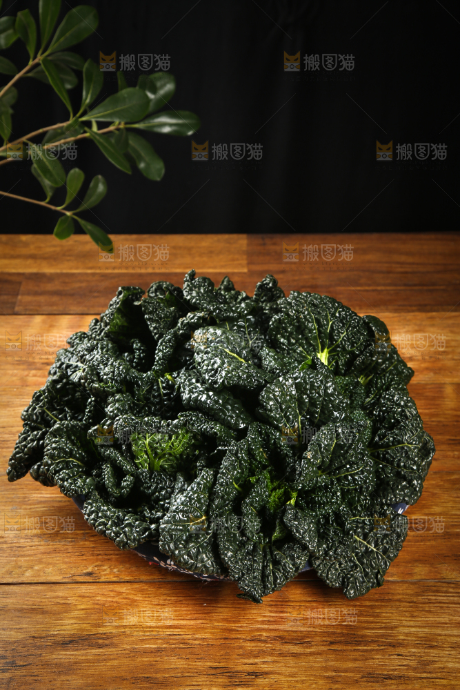 木底上放着一篮泡泡菜