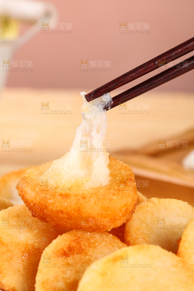 筷子上夹着糍粑