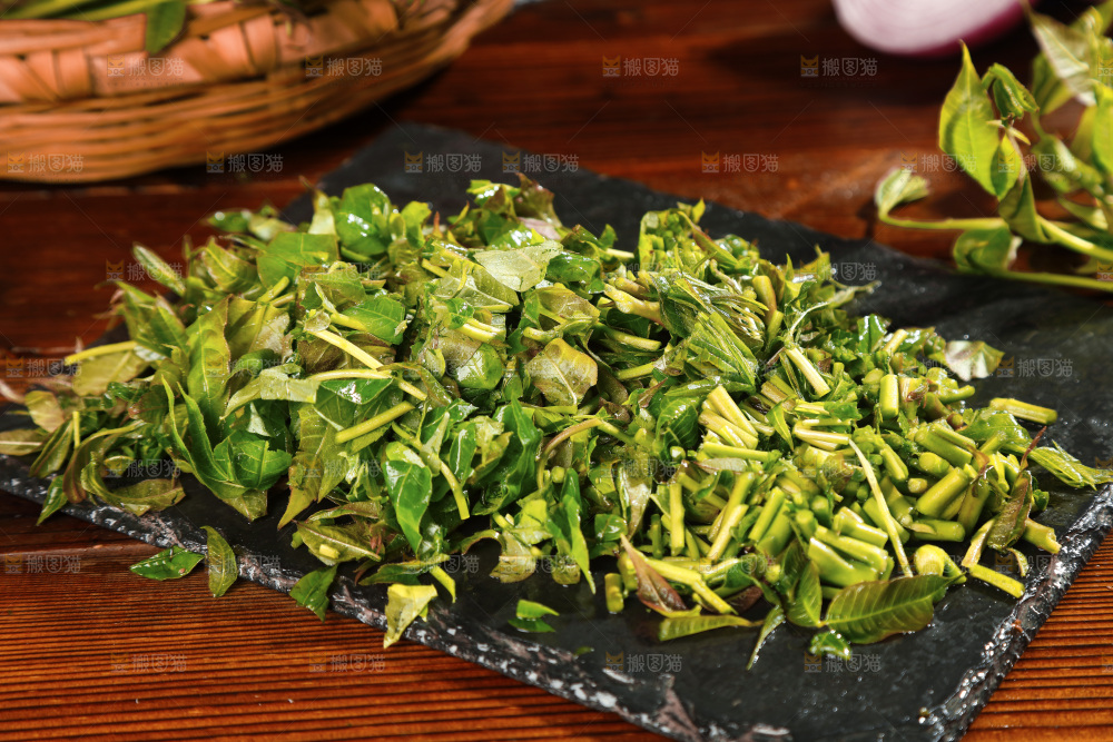 黑石底上放着香椿