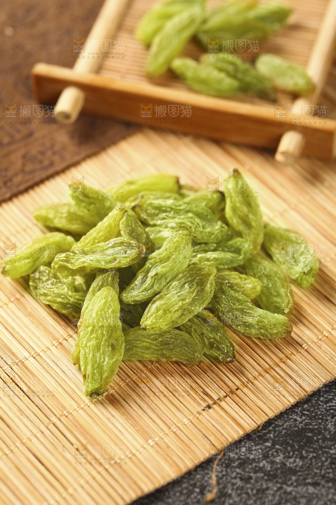 竹底上放着一堆绿香妃葡萄干