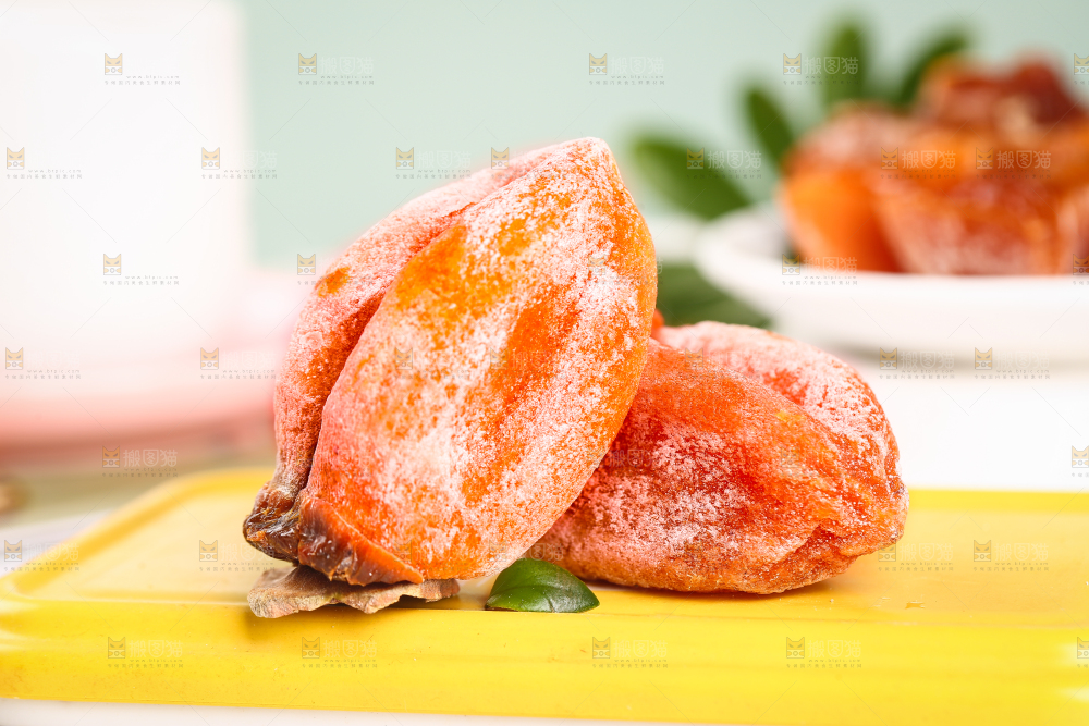 黄底上摆放着吊柿饼