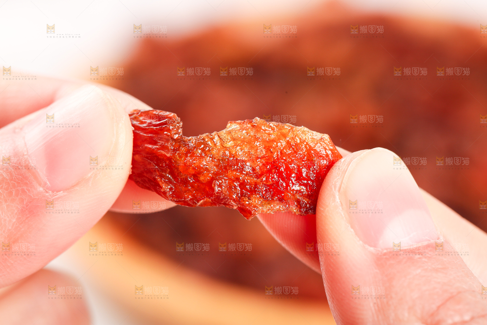手里拿着红葡萄干