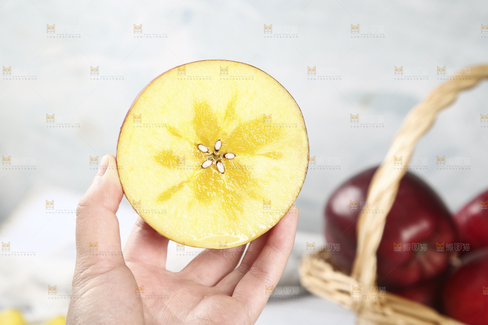 手里拿着冰糖心苹果