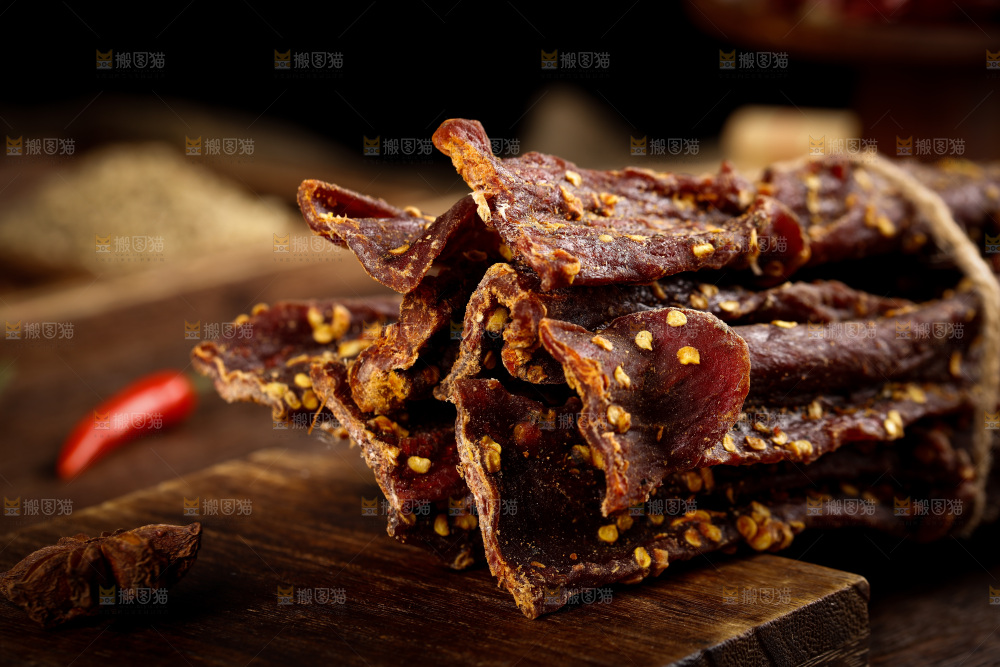 木底上放着麻辣牛肉干