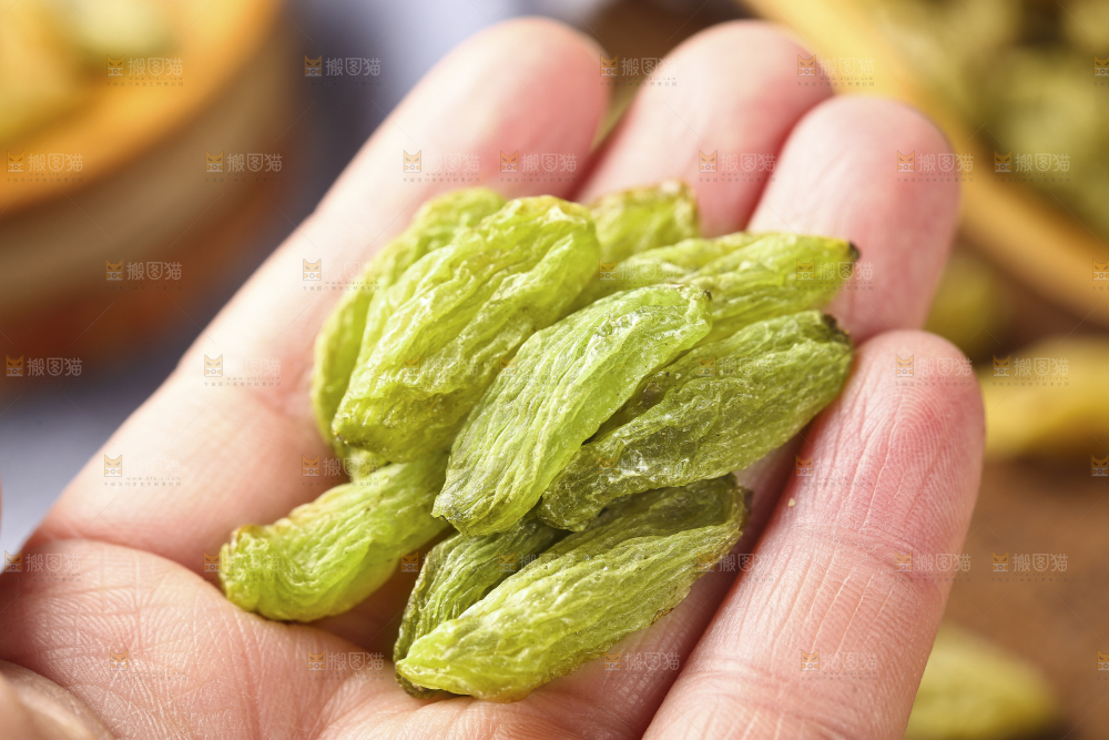 手里拿着绿葡萄干