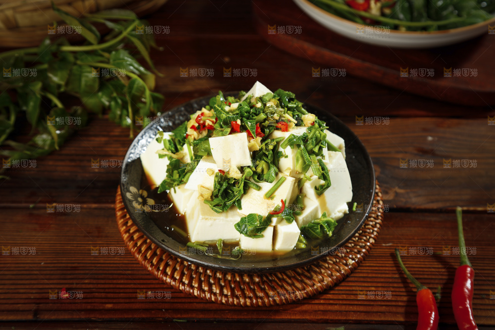 藤垫上放着一盘香椿拌豆腐