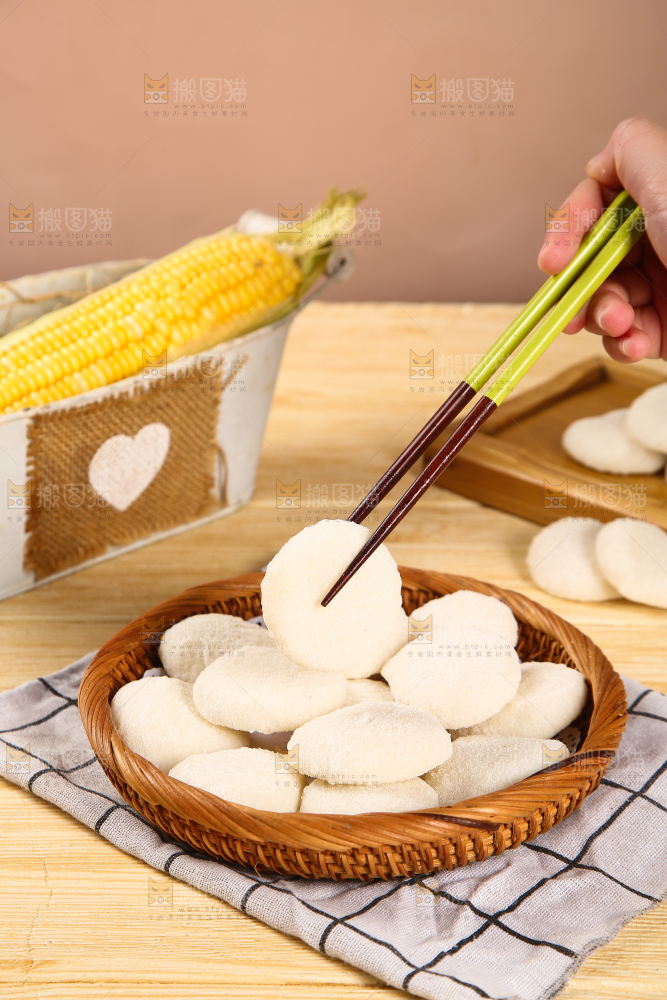筷子上夹着糍粑