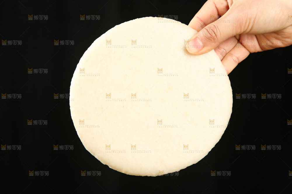 手里拿着圆形糍粑