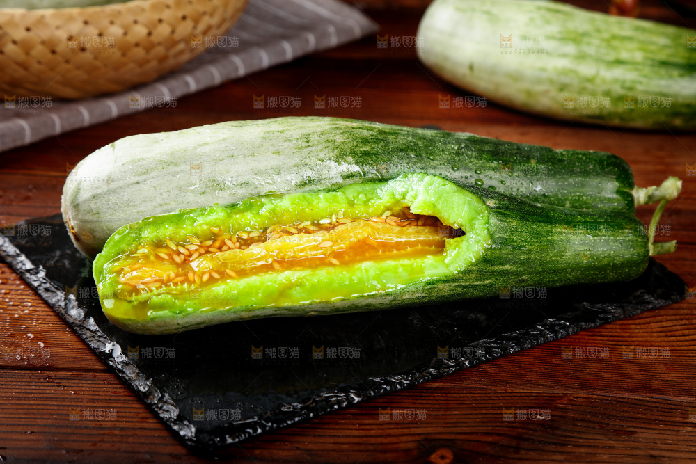 黑石板上的羊角蜜