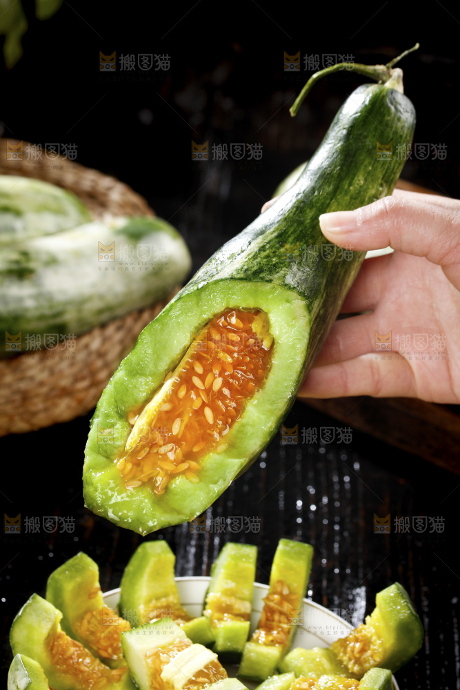 手里拿着羊角蜜甜瓜