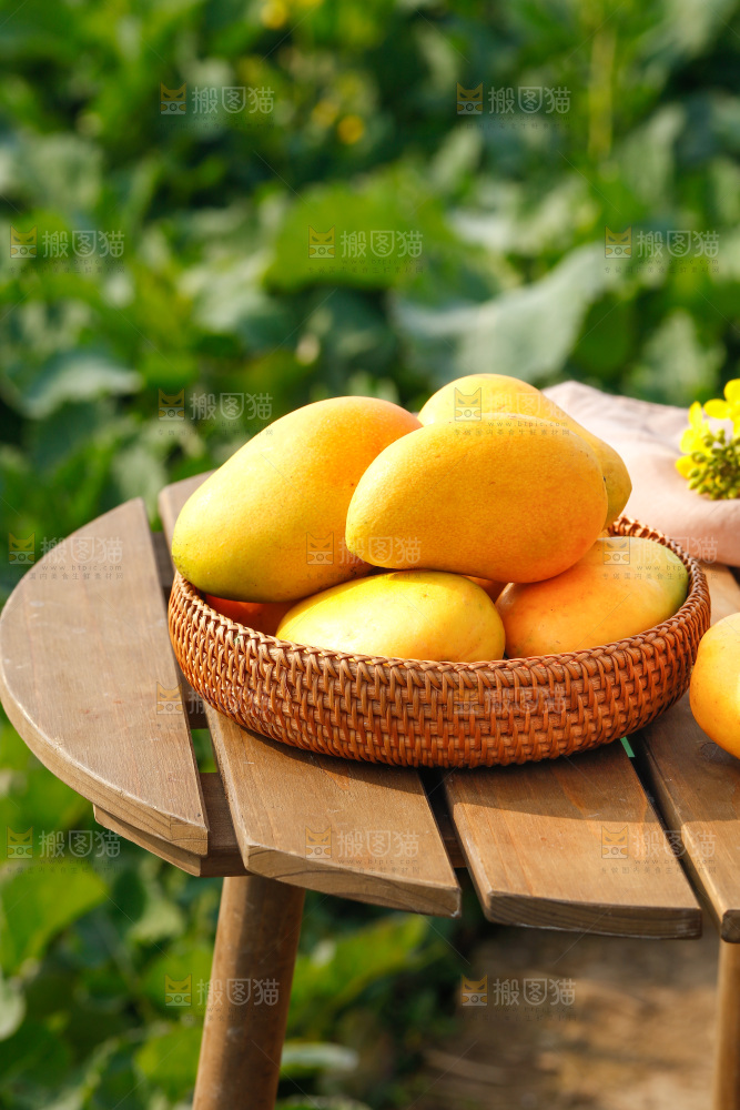 桌子上放着一篮小台农芒果