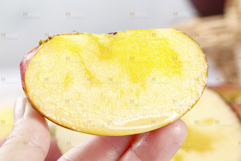 手里拿着冰糖心红富士