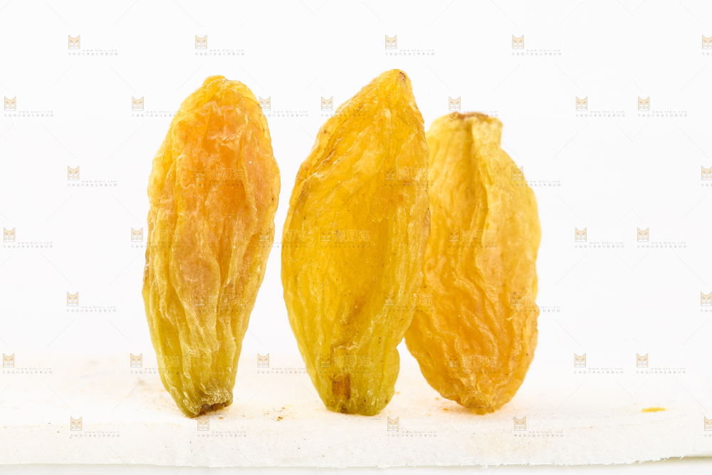白底上放着黄葡萄干