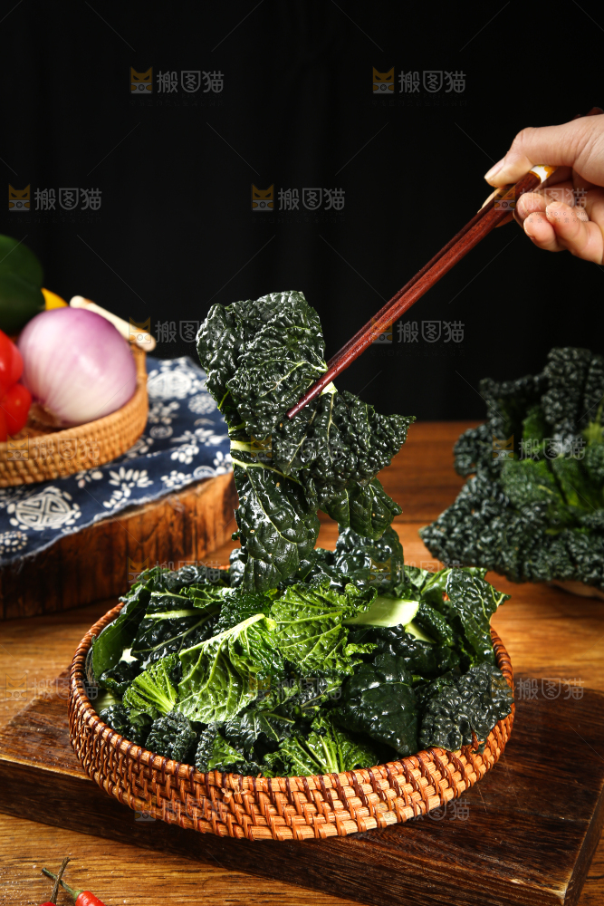 筷子上夹着青菜