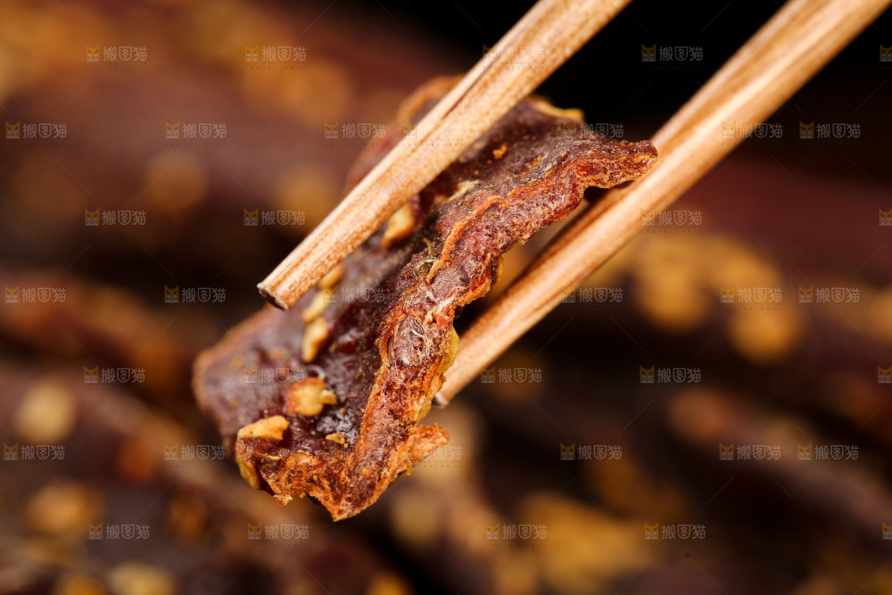筷子上夹着牛肉干