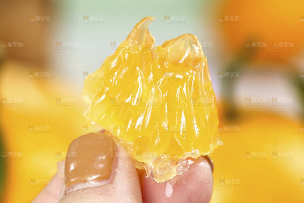 手里拿着皇帝柑果肉