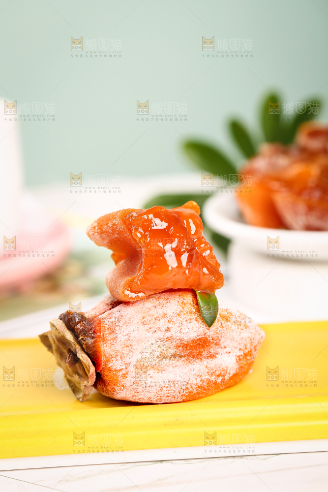 黄底上摆放着吊柿饼