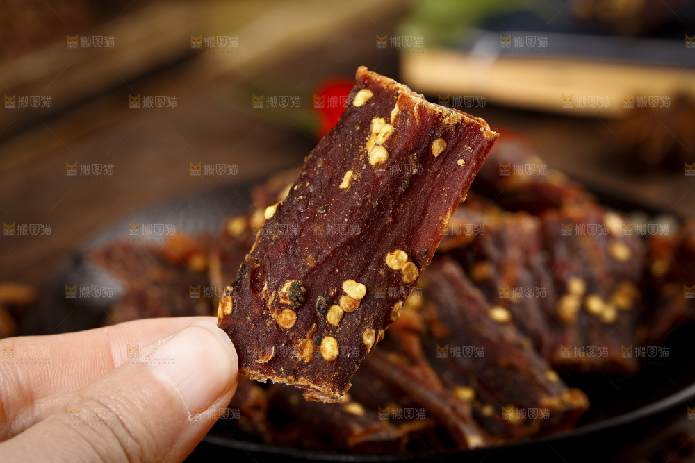手里拿着手撕牛肉干