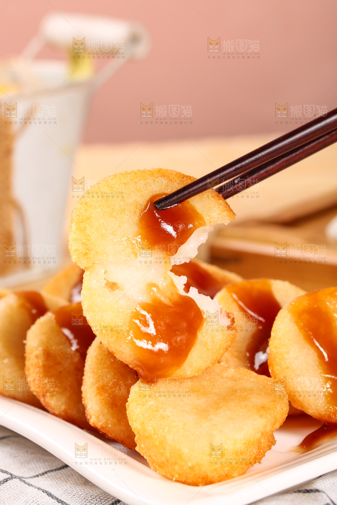 筷子上夹着红糖糍粑