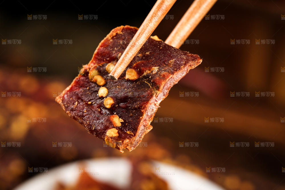 筷子上夹着牛肉干