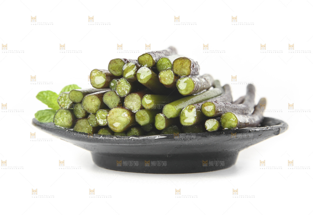 一盘蕨菜摆放在白底上