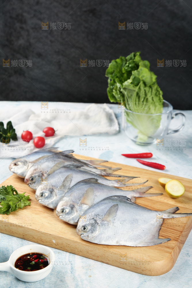 木板上摆放着银鲳鱼