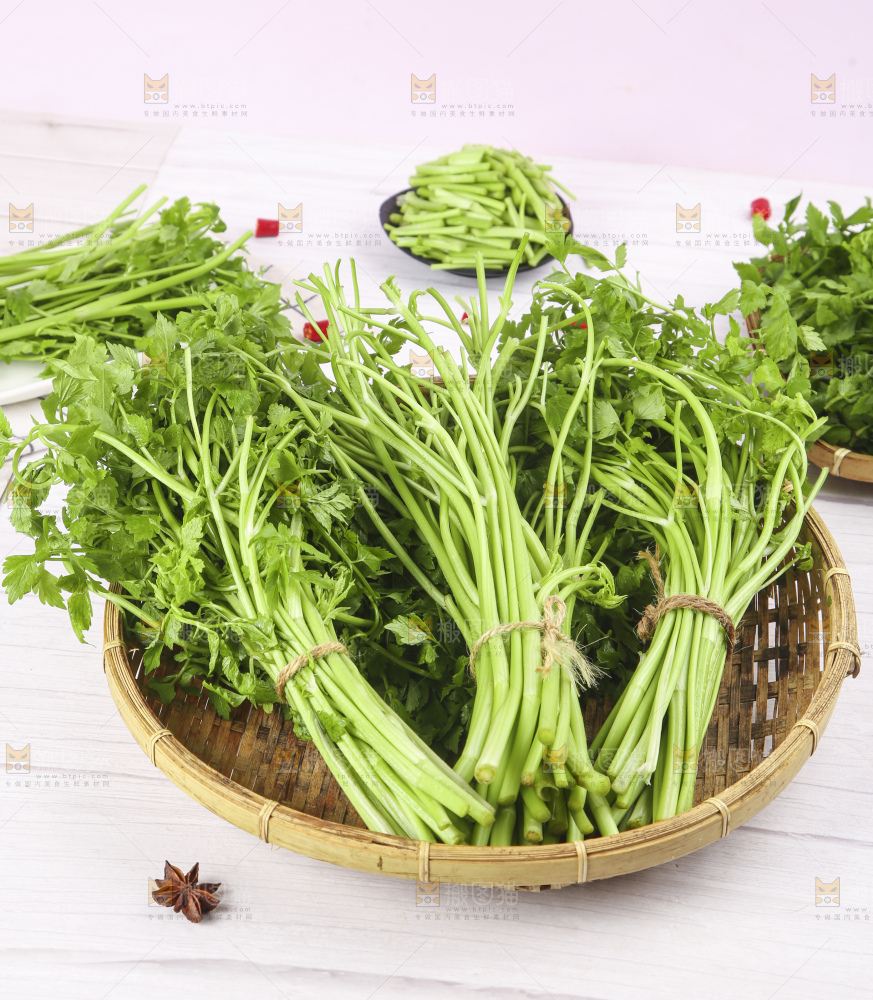 白底上放着一篮新鲜水芹菜
