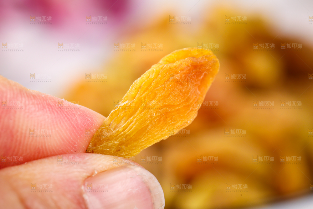 手里拿着葡萄干