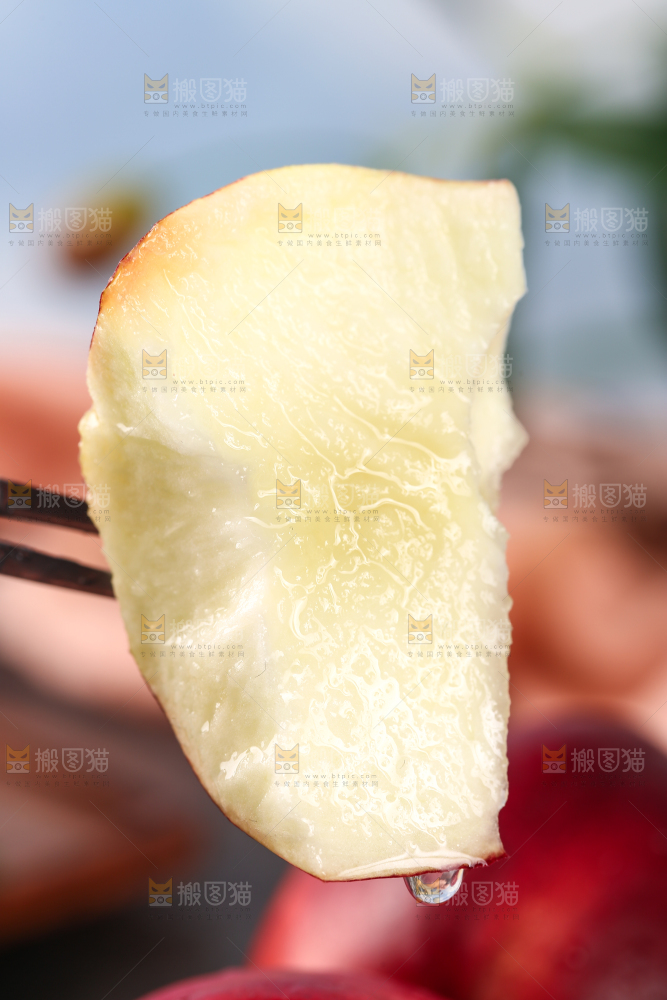 叉子上插着油桃果肉