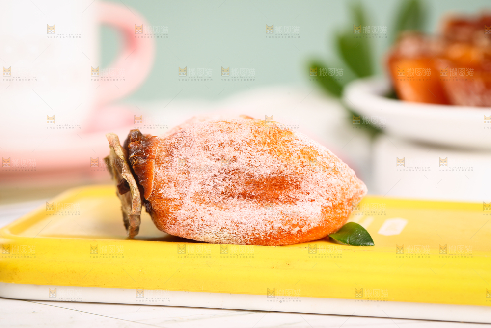 黄底上摆放着吊柿饼