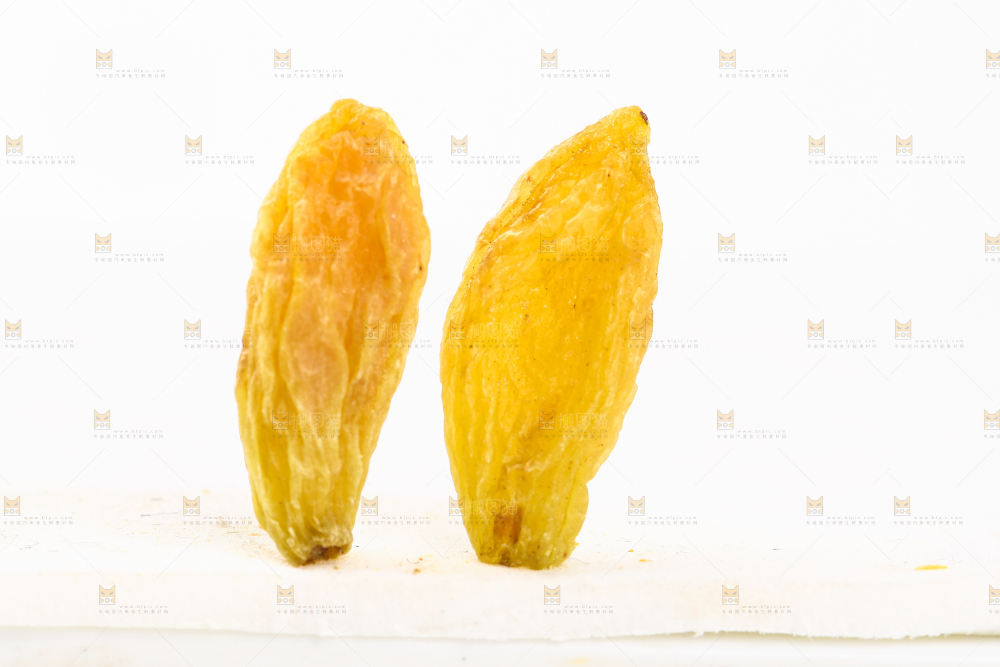 白底上放着黄葡萄干