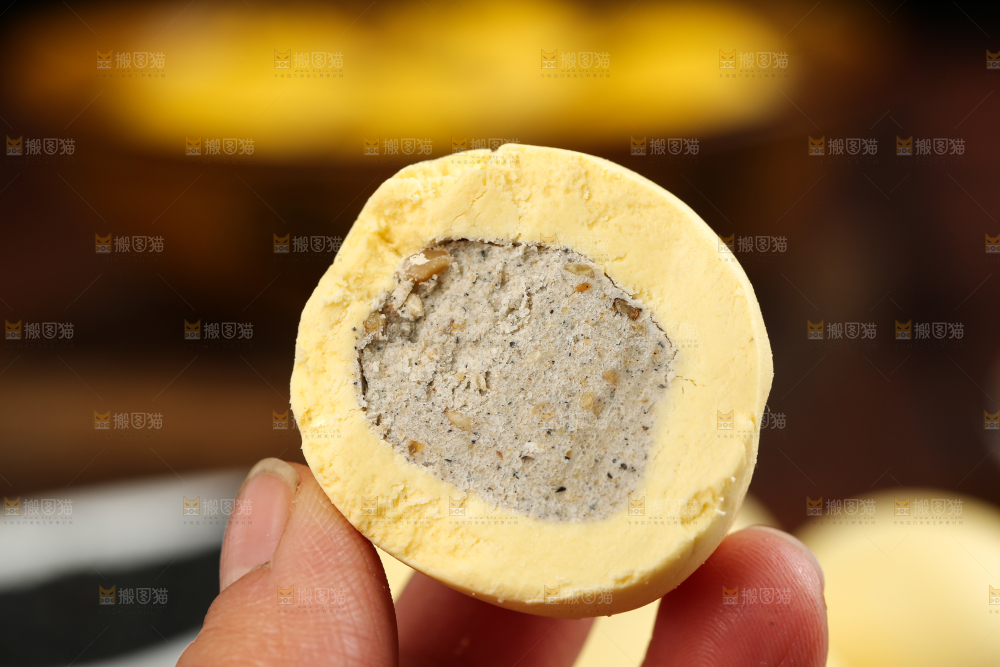 手里拿着切开的汤圆