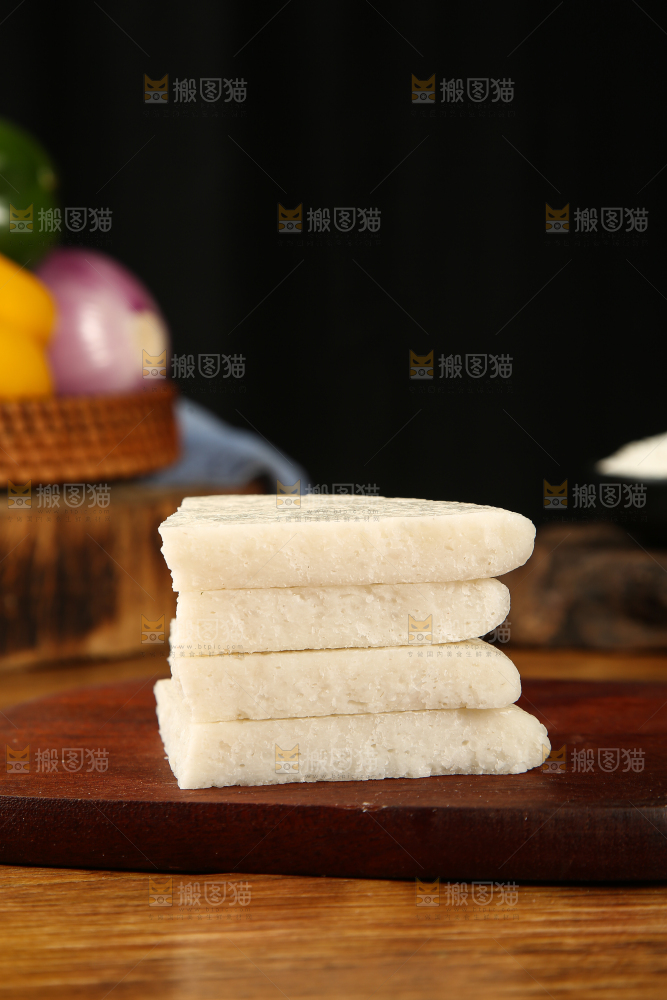木板上摆放着糍粑