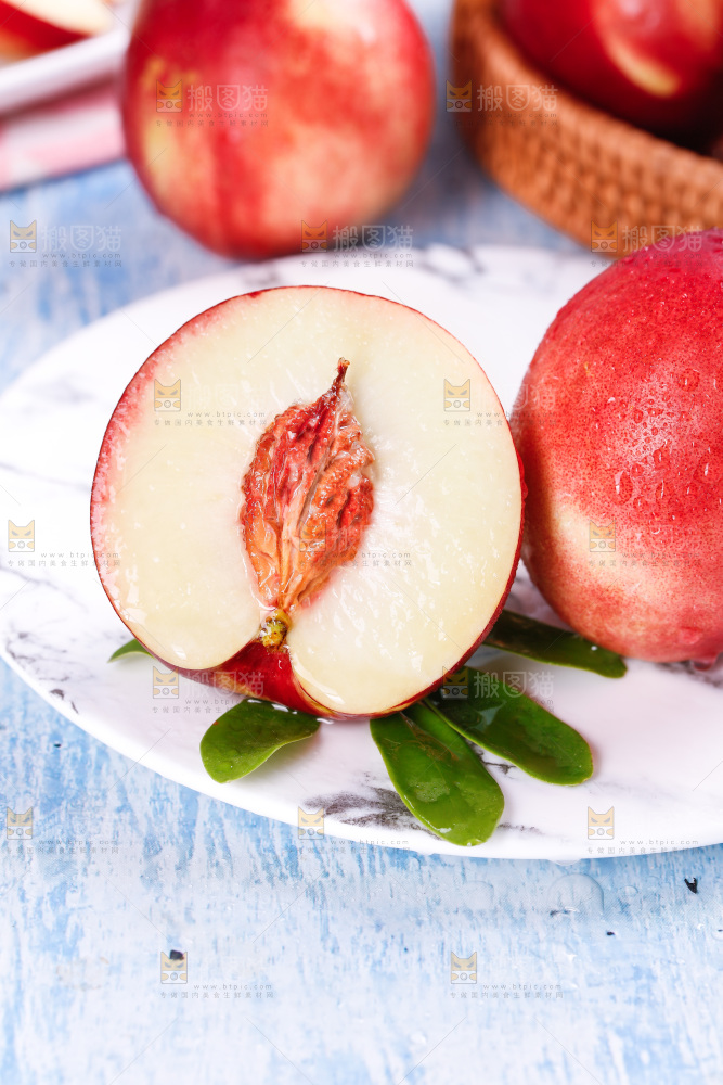 盘子里放着油桃