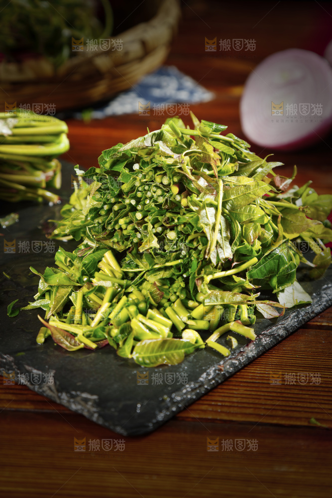 黑石底上摆放着香椿芽