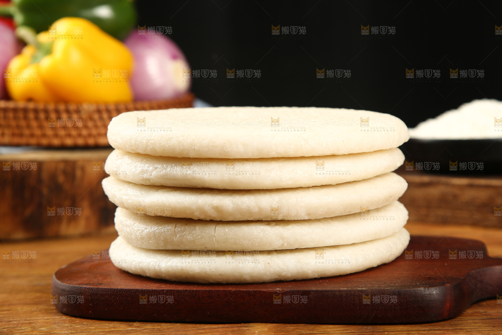 木板上放着糯米糍粑