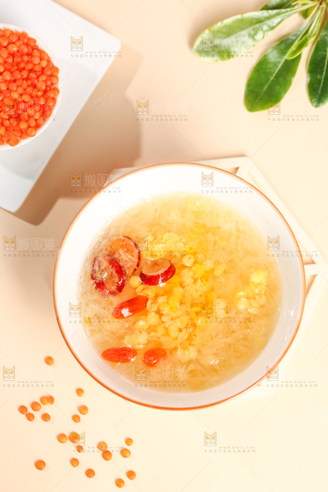 浅底上放着一碗银耳红扁豆汤