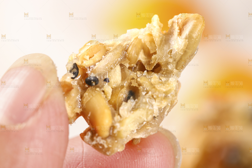 手里拿着坚果脆