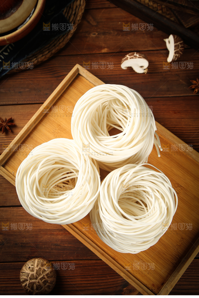 木盘里放着土豆粉