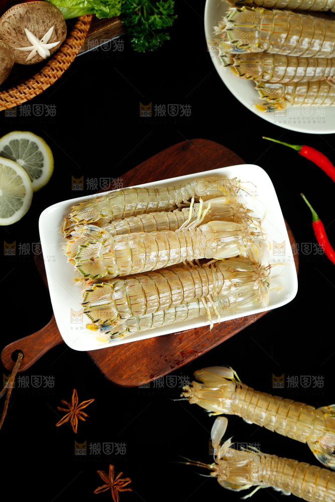 木板上摆放着一盘深海皮皮虾