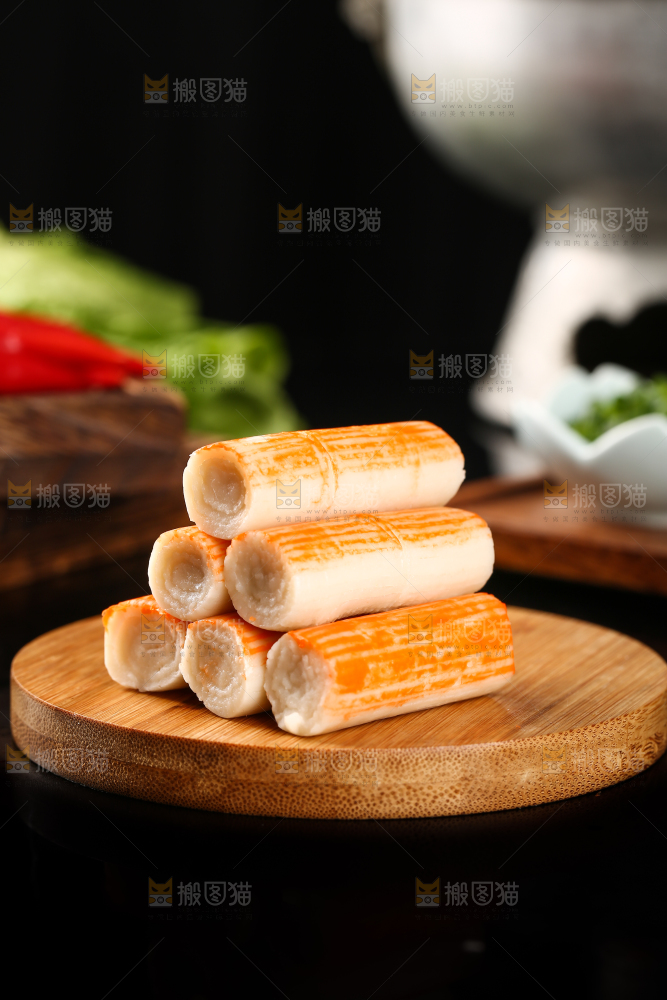 木板上摆放着蟹肉棒