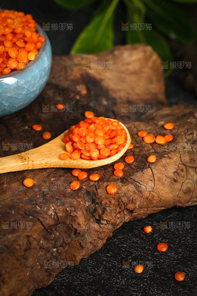 勺子上舀着红扁豆