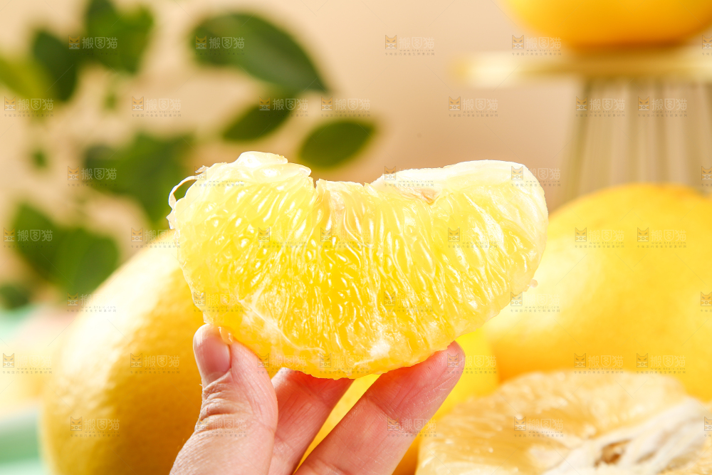 手里拿着葡萄柚果肉