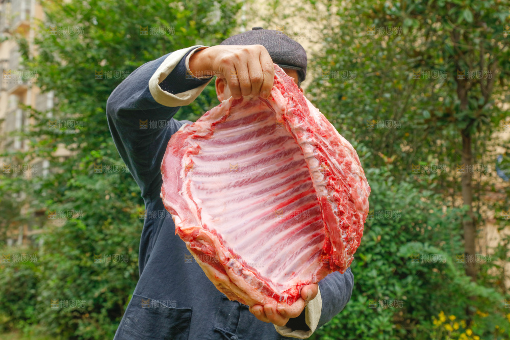 手里拿着半边羊排