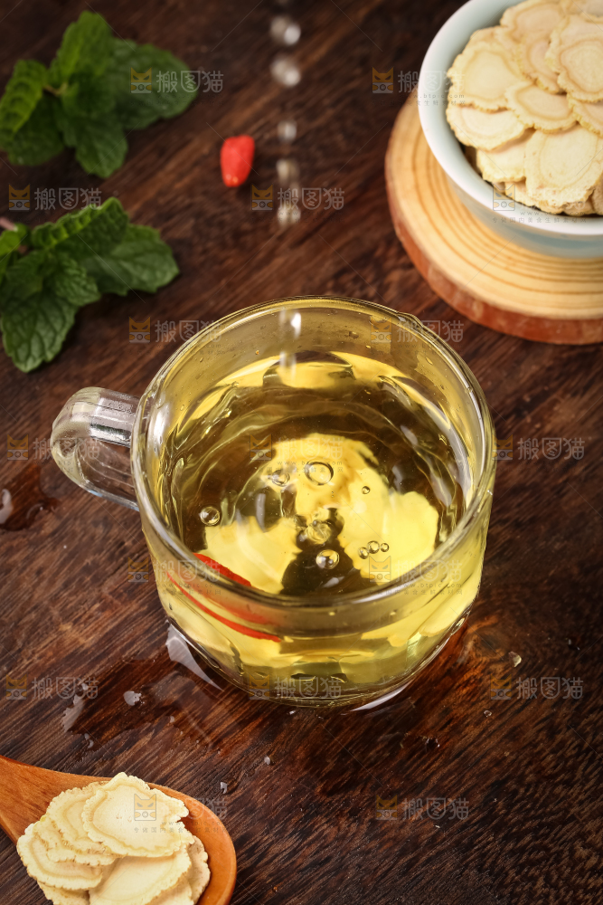 木底上一杯西洋参茶