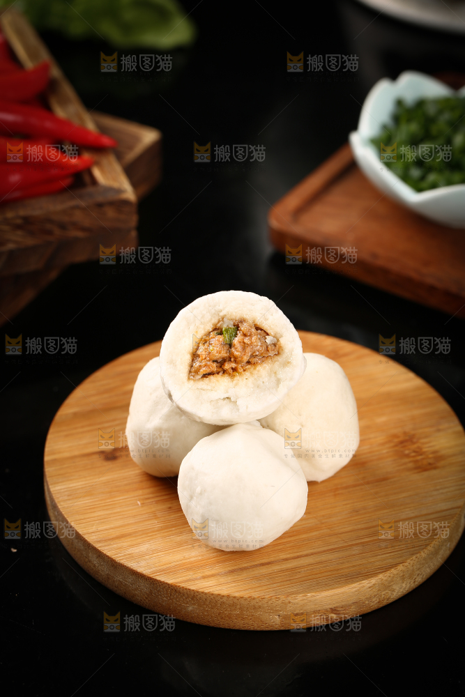 木板上放着包心鱼丸
