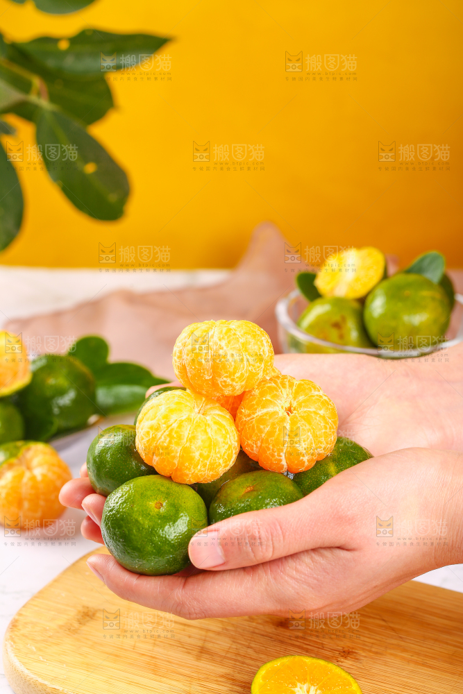 手里捧着清香蜜橘